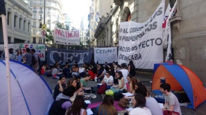 Con un fuerte rechazo de gremios y estudiantes, hoy se aprobará la creación de la universidad para los docentes porteños