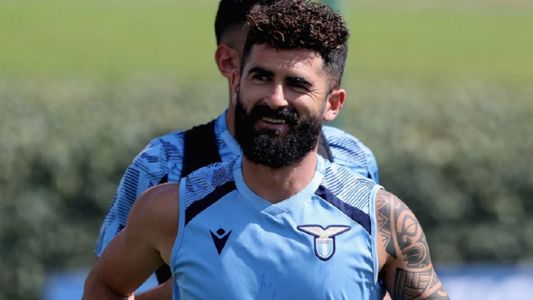 Un futbolista de la Lazio entonó un tema comunista y la hinchada le respondió una bandera fascista