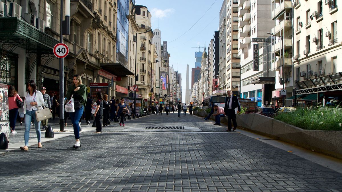 Inauguran la nueva avenida Corrientes, con peatonal nocturna y tránsito