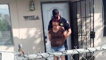 Una mujer fue filmada tirando 7 cachorritos a la basura, quedó detenida
