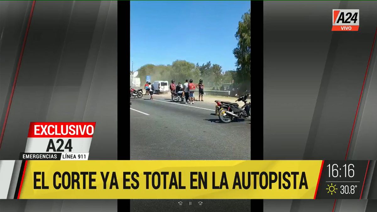 Corte y caos: manifestantes impiden la circulación en la Autopista Buenos Aires-La Plata. (Foto: A24)
