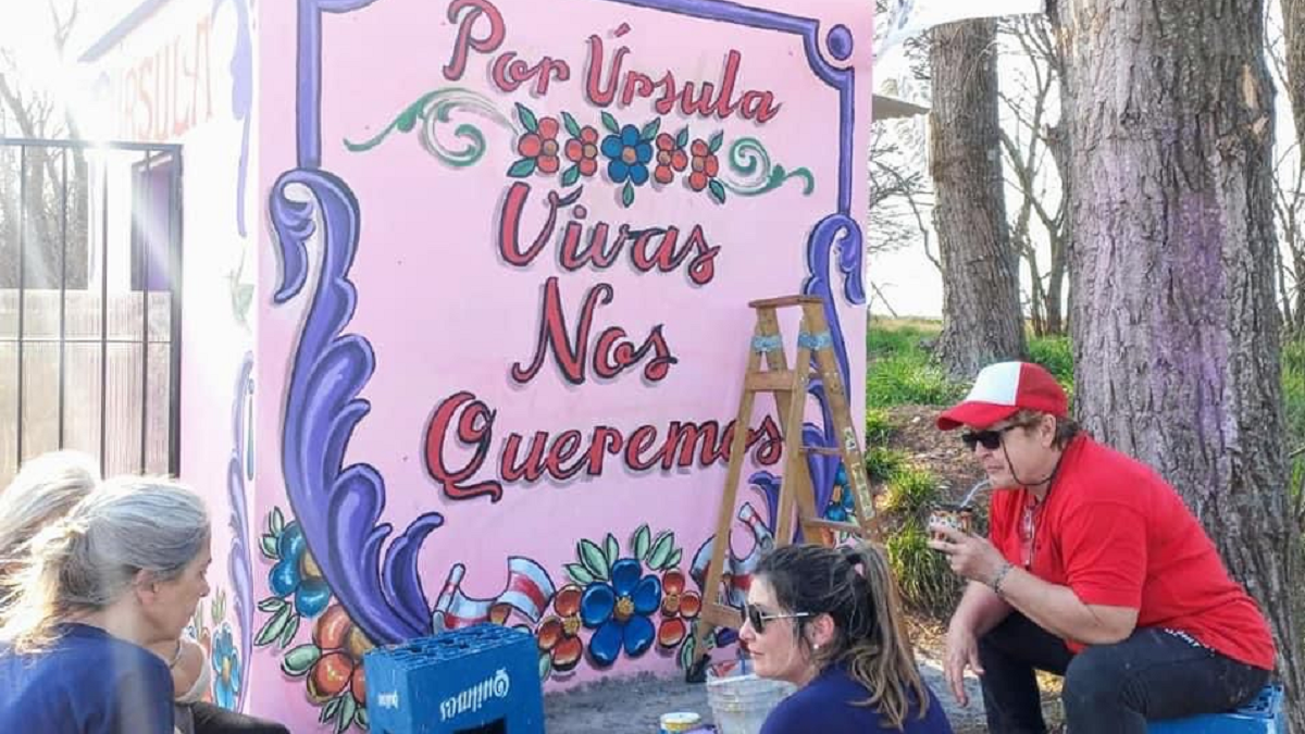 En el lugar donde encontraron su cuerpo la gente fue dejando objetos: rosarios, chupetes, muñecos. Patricia armó una garita donde los guardan.