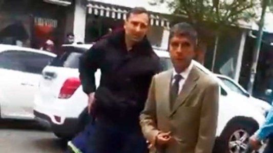 Discusión en plena calle: un policía increpó a un juez por querer frenar una detención y le dijo que “era una vergüenza para la Nación”