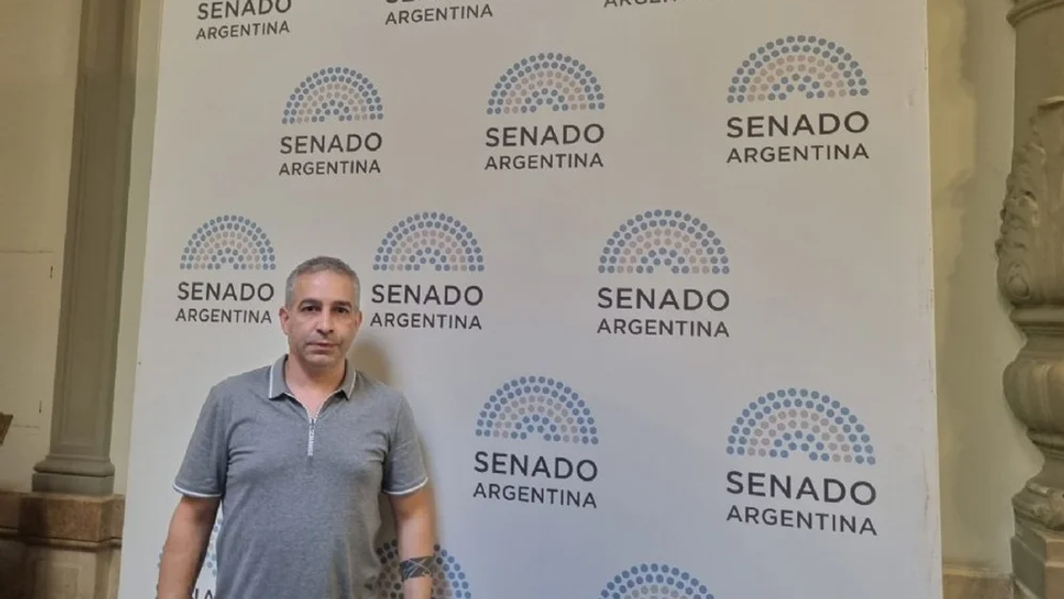 N&eacute;stor Adri&aacute;n Santiago.