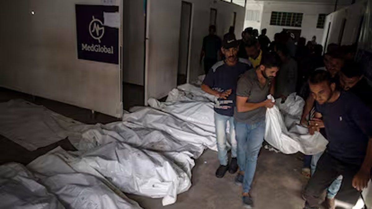 Grupos de rescate apilan los muertos tras el ataque de Israel en Gaza. (Foto: Gentileza ABC)