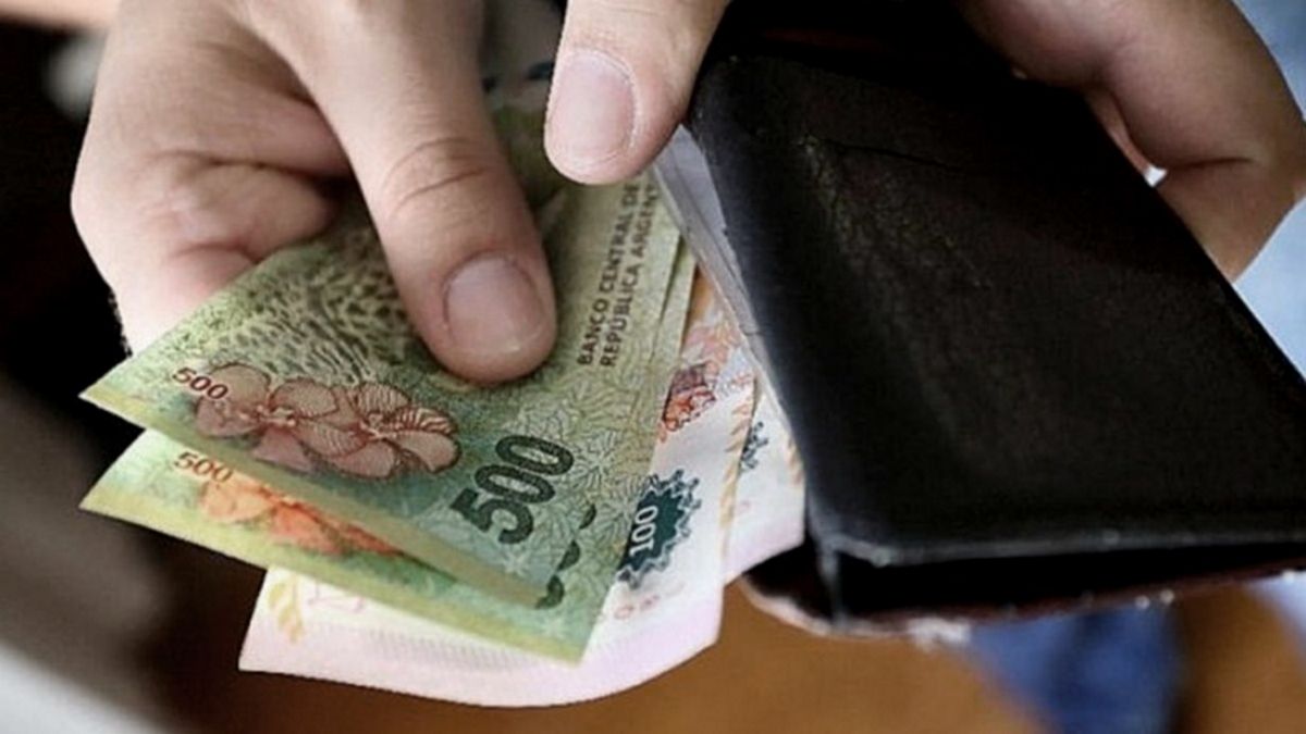 Nueva modalidad delictiva: intercambian billetes por papeles de diario