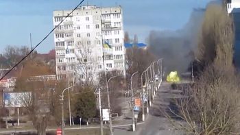 Un ucraniano filmó el momento exacto en que un tanque ruso le disparó