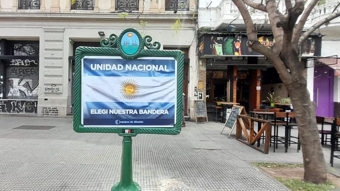 Pepe Albistur se sumó a la campaña y empapeló la ciudad con un sugestivo apoyo a Massa
