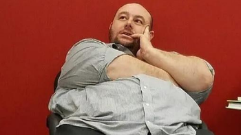 Su esposa lo dejó por ser muy obeso para tener sexo y él bajó 100 kilos