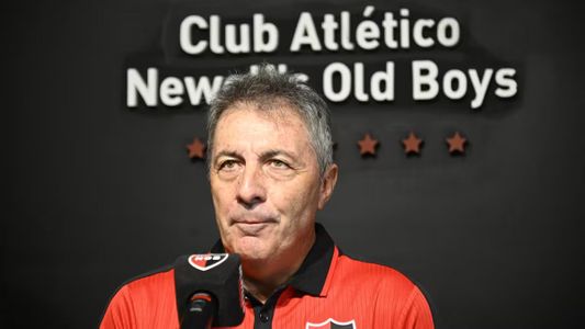 Conmoción: el entrenador de Newells sufrió un accidente cuando iba al entrenamiento