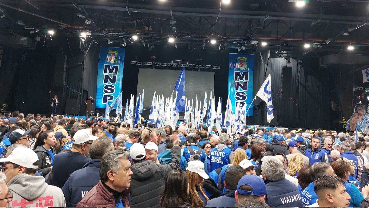 La conducción de la central obrera realizó su propio acto por el Día de la Lealtad en el estadio de Obras Sanitarias. (Foto: @hectordaer) 