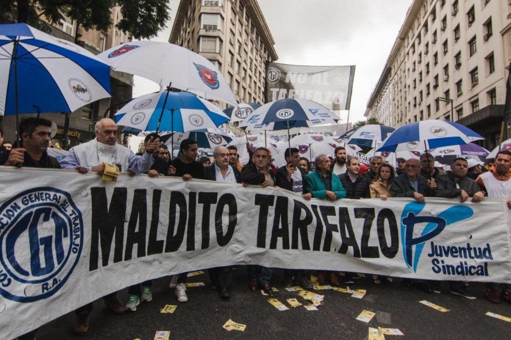 Sin diálogo con el Gobierno, la CGT muestra los dientes: gremios marchan contra el tarifazo y el FMI