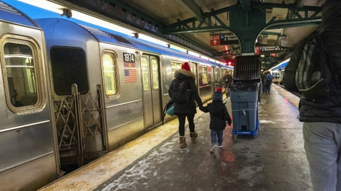 Arrojan a una mujer a las vías del subte y ofrecen recompensa para encontrar al agresor