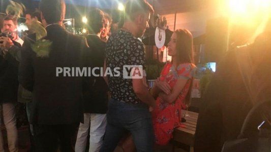 ¿En pareja? Martín Bossi muy mimoso con una periodista en la noche porteña