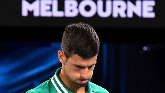 A horas de una posible expulsión de Djokovic, el Abierto de Australia incluyó su nombre en el sorteo