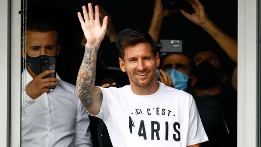 Messi llegó a París y saludó feliz a los fanáticos del PSG