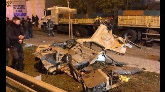 Cuatro jóvenes murieron en un terrible accidente, la policía los quiso detener y chocaron contra un camión