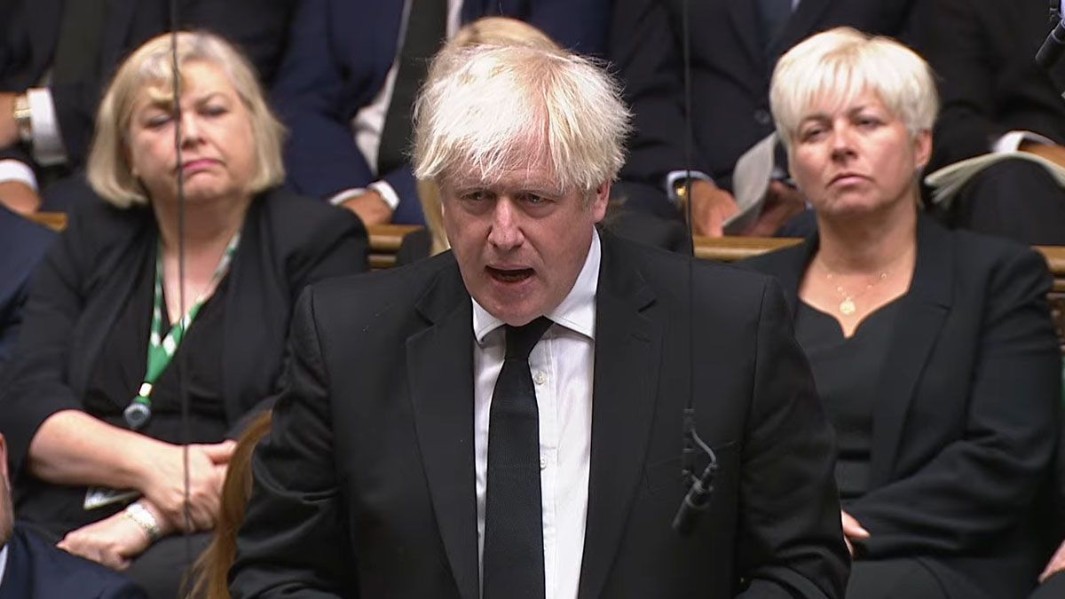 Boris Johnson, el primer ministro de la pandemia y del Brexit, en su homenaje a la reina Isabel II (Foto: Captura de TV)