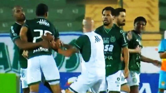 Escándalo en el fútbol brasileño: dos jugadores del mismo equipo se agarraron a piñas y fueron expulsados