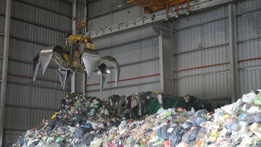Quién era el joven que terminó compactado vivo en un camión de basura: la hipótesis de cómo llegó allí