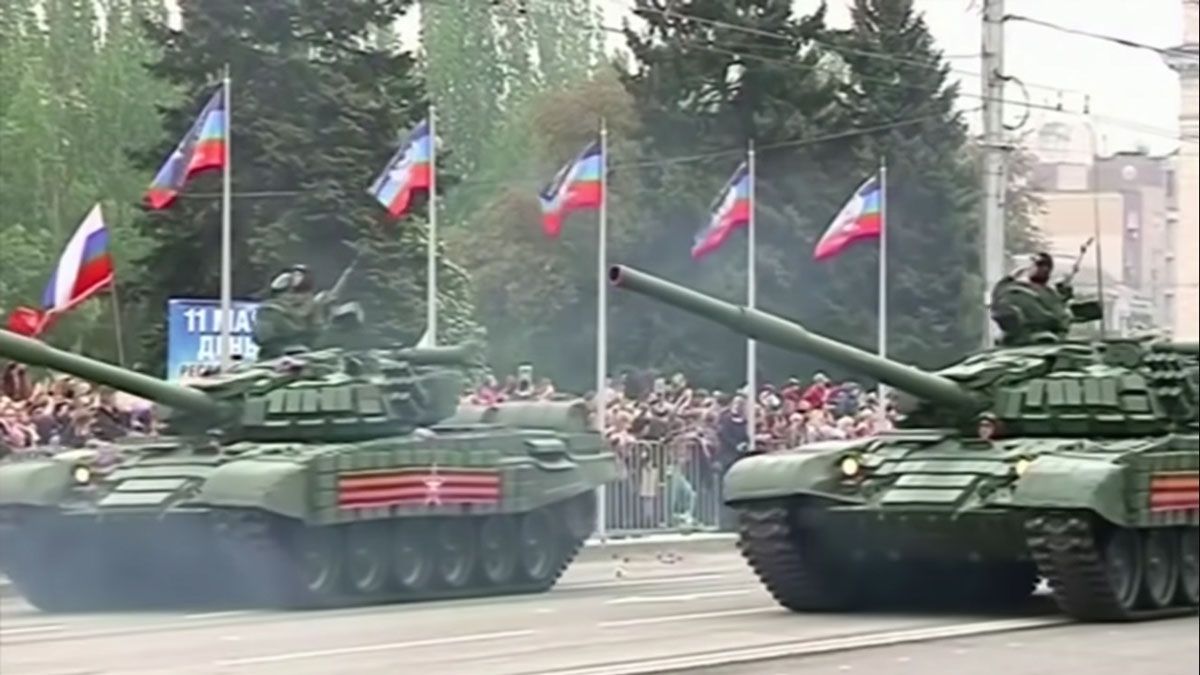 Tanques desfilan por la región del Donbas , que quiere separarse de Ucrania (Foto: Archivo)