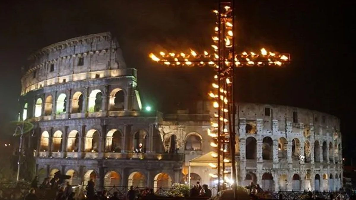 El via Crucis tradicional en el Coliseo de Roma, este año sin el papa Francisco. (Foto: Gentileza Corriere della Sera)