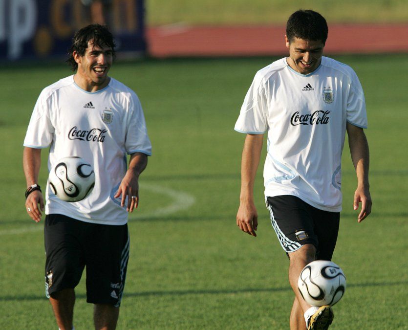 Tevez le devolvió la pared a Riquelme: Román es el máximo ídolo del club
