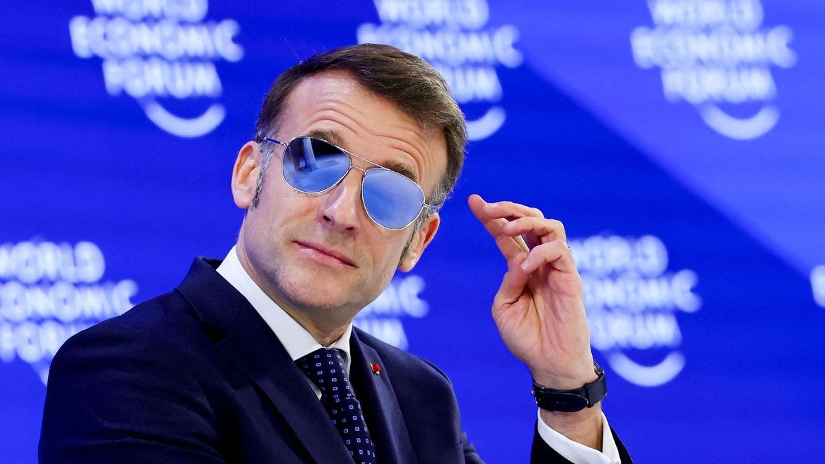 El look de Macron en Davos a lo James Bond: por qué el presidente francés dio su discurso con lentes de sol