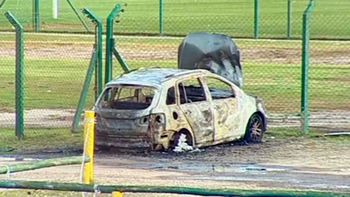 Los autos incendiados en el predio de Aldosivi sufrieron destrucción total. Los autos incendiados en el predio de Aldosivi sufrieron destrucción total.