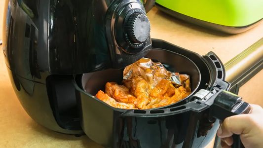 El truco definitivo para limpiar y dejar como nueva freidora de aire