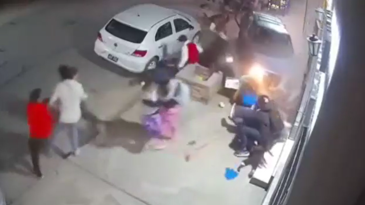 El violento episodio dejó nueve adultos y cuatro niños heridos. (Foto: captura)