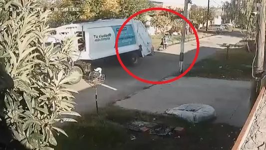 Conmoción: estaba trabajando cuando fue golpeada por un camión de basura y su desenlace fue fatal