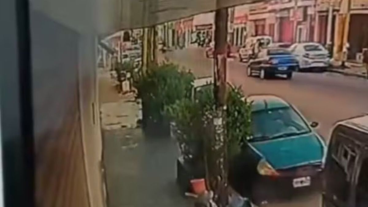Murió un policía bonaerense tras ser atropellado en una persecución. (Foto: captura de video)