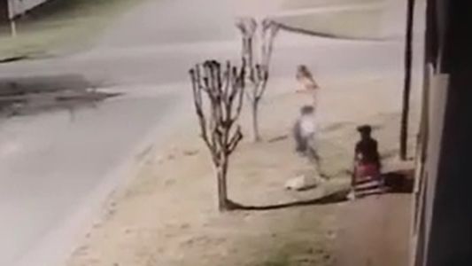 Un motochorro golpeó brutamente a un nene que intentó defender a su mamá de un robo