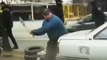 Relato salvaje en Córdoba: destruyó su propio auto con una pala para que no se lo retengan