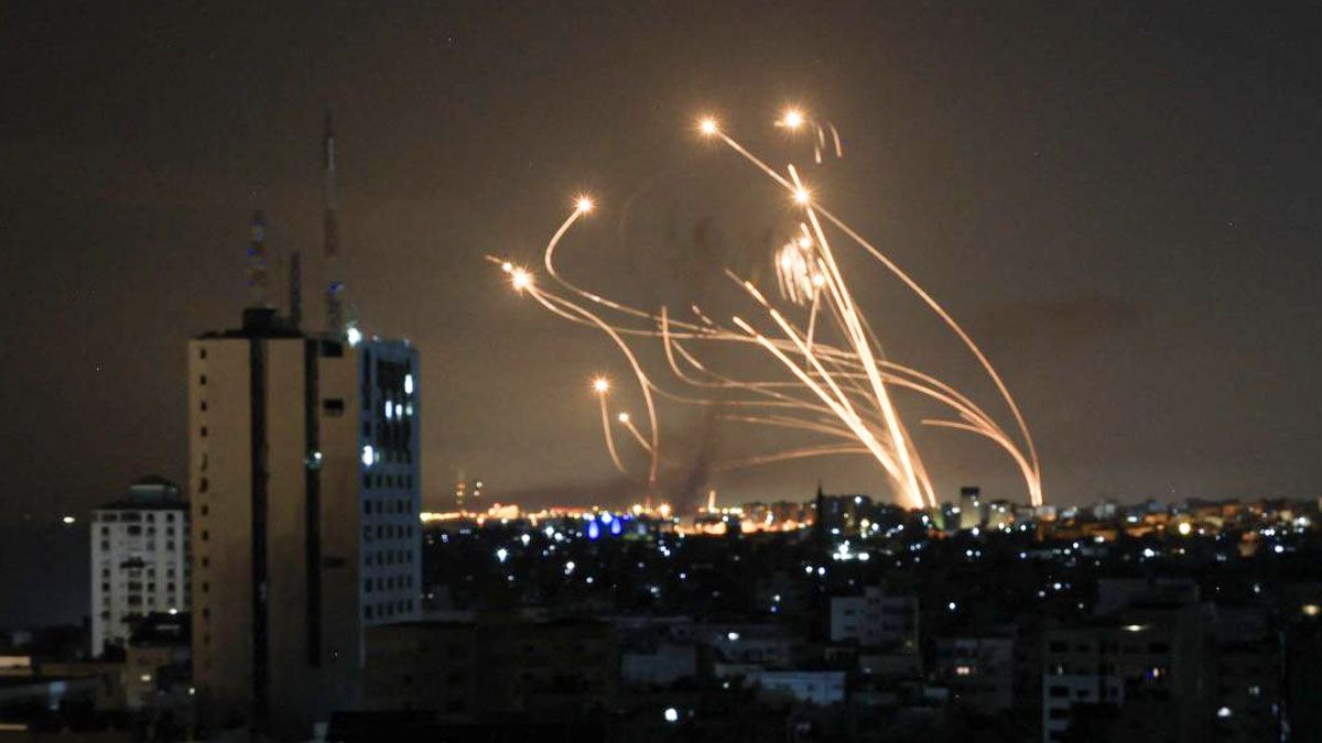Las líneas trazadas en el cielo marcan la trayectoria de los sistemas de defensa del escudo de hierro para la defensa israelí sobre los proyectiles lanzados por Irán. (Foto: Gentileza NDTV)