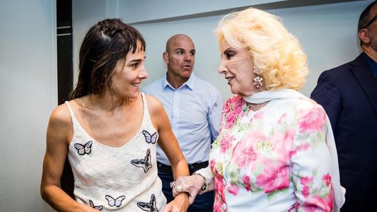 Mirtha Legrand, emocionada, acompañó a Juana Viale en el estreno de su segunda obra