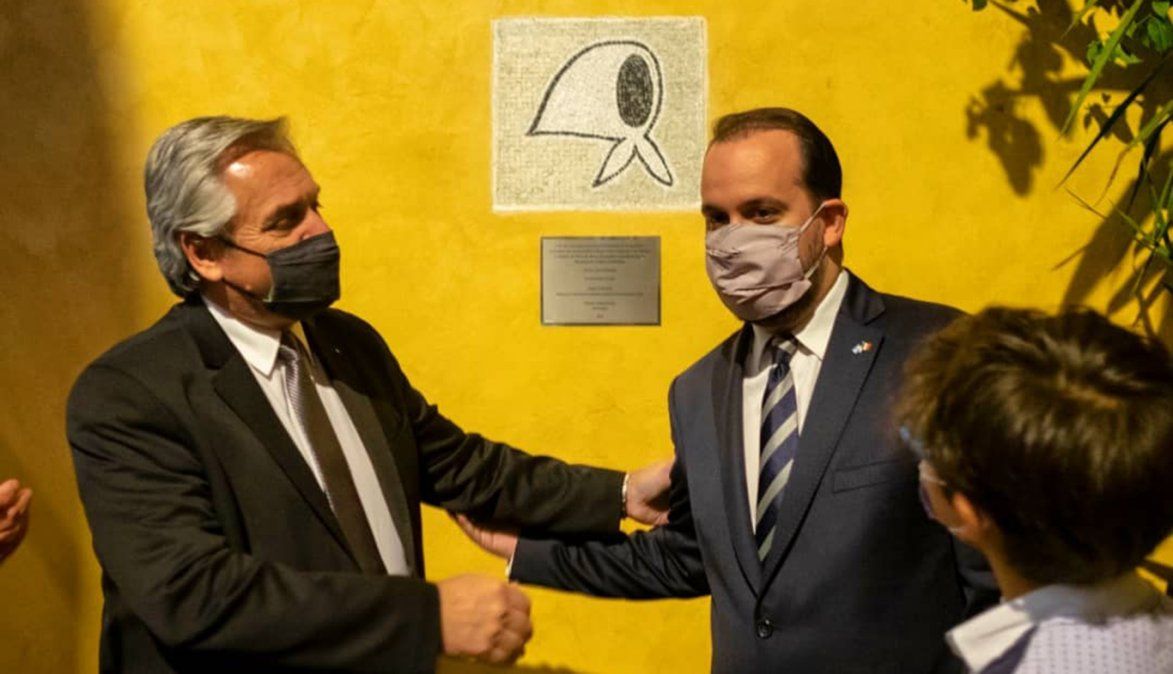 Además del presidente y el embajador Carlés