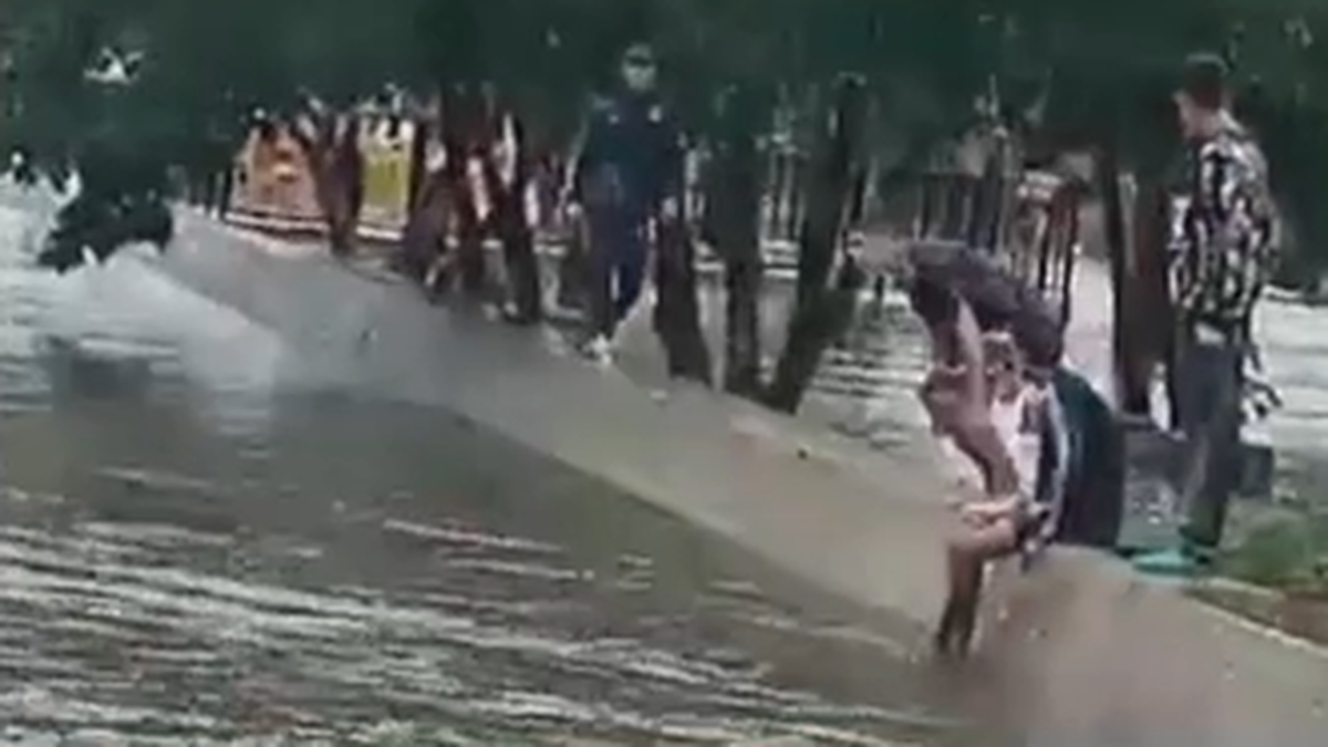 Los jóvenes antes de tirarse al arroyo. (Foto: captura A24)