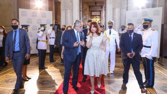 Cristina Kirchner toma distancia de la campaña electoral y Alberto Fernández busca surfear el golpe de los 100 mil muertos