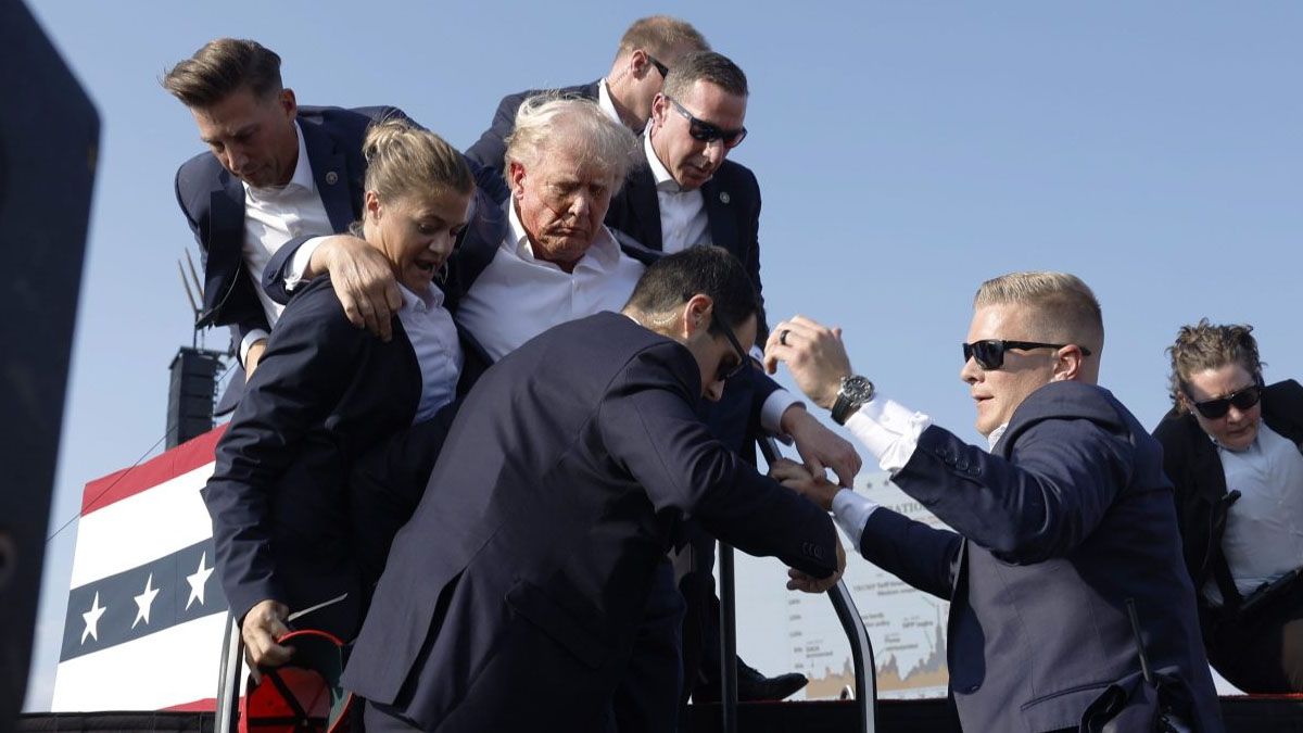 Donald Trump, herido, es retirado del escenario, rodeado por los agentes del servicio secreto (Foto: gentileza CBS News).