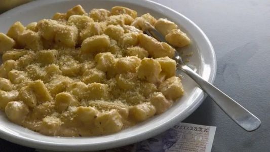 Ñoquis del 29: por qué se coloca un billete debajo del plato para atraer la prosperidad