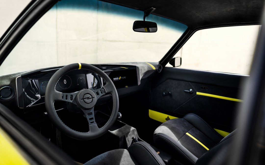El interior cuenta con la última tecnología digital de Opel. La clásica instrumentación con relojes redondos ha pasado a la historia; en su lugar