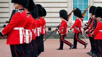 Un guardia de la reina Isabel II pisoteó a un niño distraído frente a la Torre de Londres