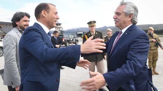 Alberto Fernández vuelve a mostrarse en público tras semanas sin actividad y en medio de denuncias de intentos de desestabilización