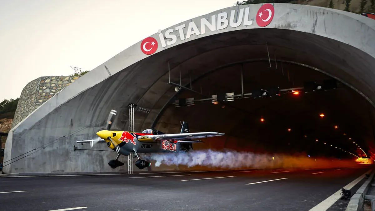 Si bien el hecho fue reconocido como el primer vuelo de un avión a través de un túnel