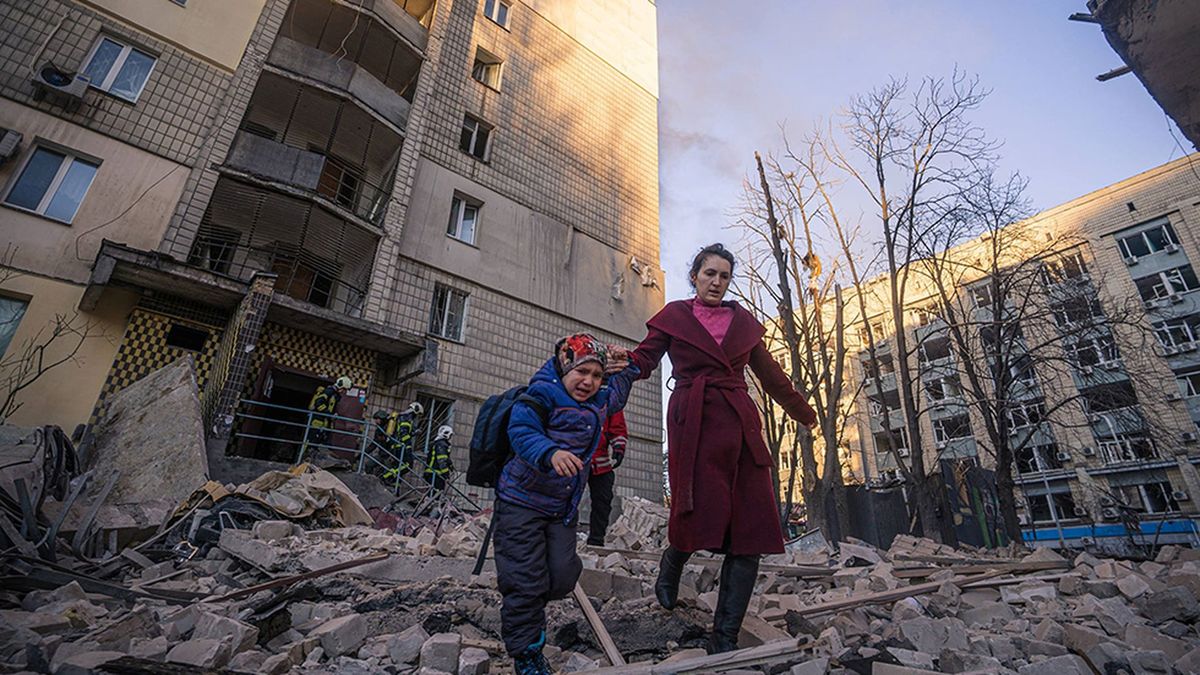 Ucrania denunció que Rusia atacó un teatro en el que había cientos de refugiados y niños  (Foto: El País).