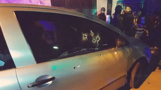 Rosario caliente: acribillaron a una pareja dentro de un auto