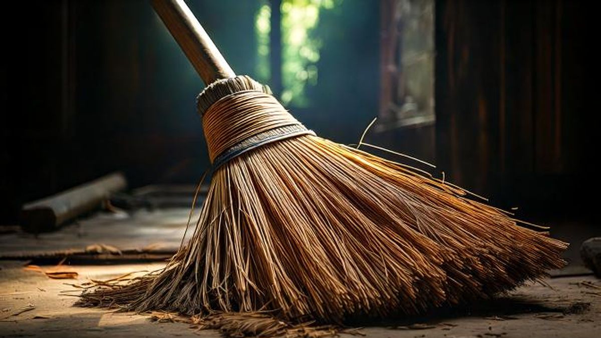 DIY: El truco casero para limpiar tu escoba y dejarla libre de bacterias
