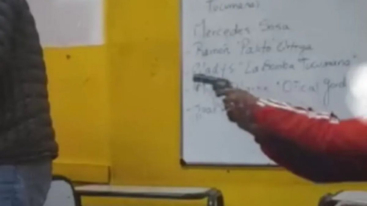 El momento en que el adolescente apunta contra el docente. Foto: gentileza: nexofin.com